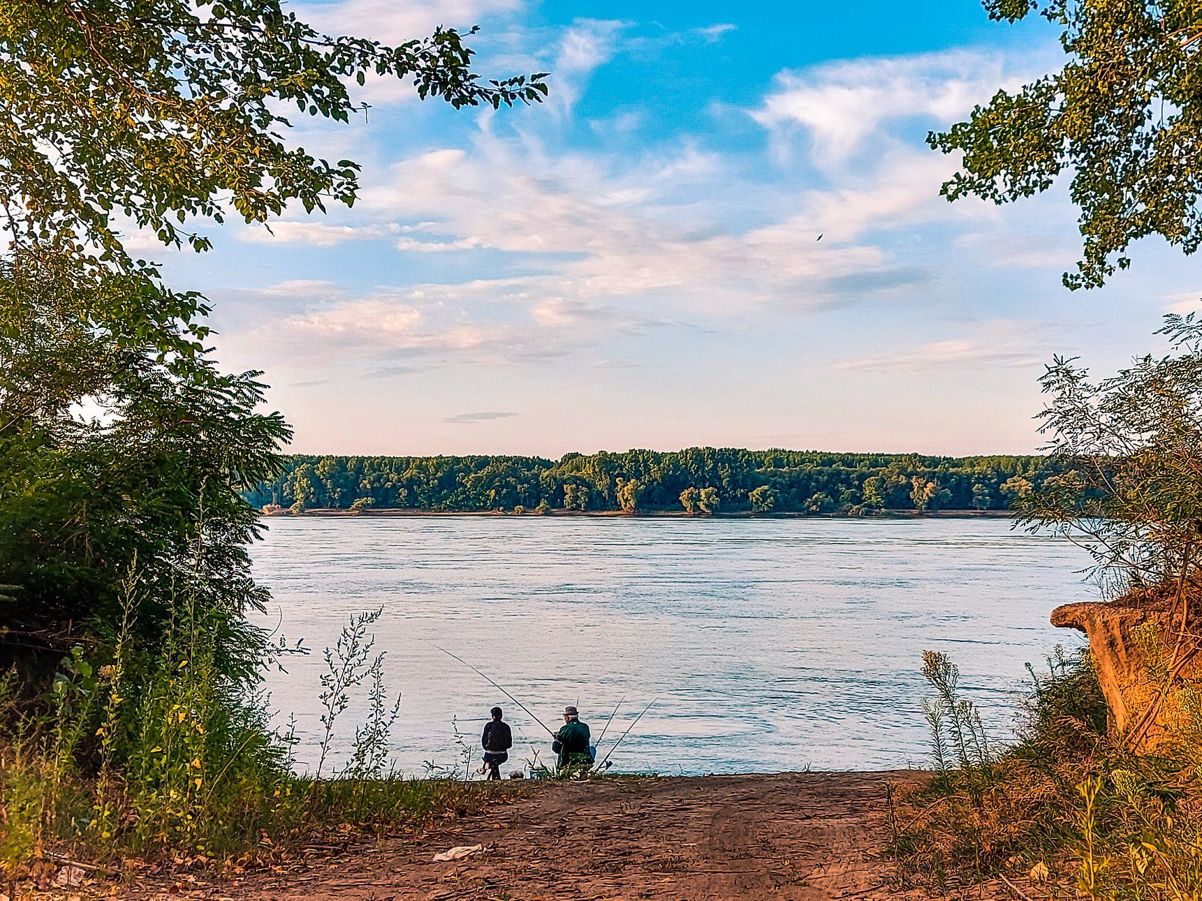 Pesacarii, la răsărit, pe Dunărea liniștită