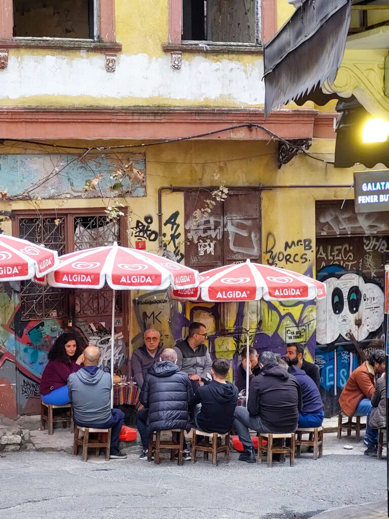 Localnicii stand la cafea pe strazile din Istanbul