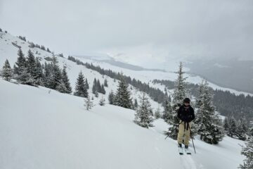 O iesire de ski de tura si freeride in zona varfului tataru in Muntii Bucegi, intr-o zi cu ceata in restul masivului.