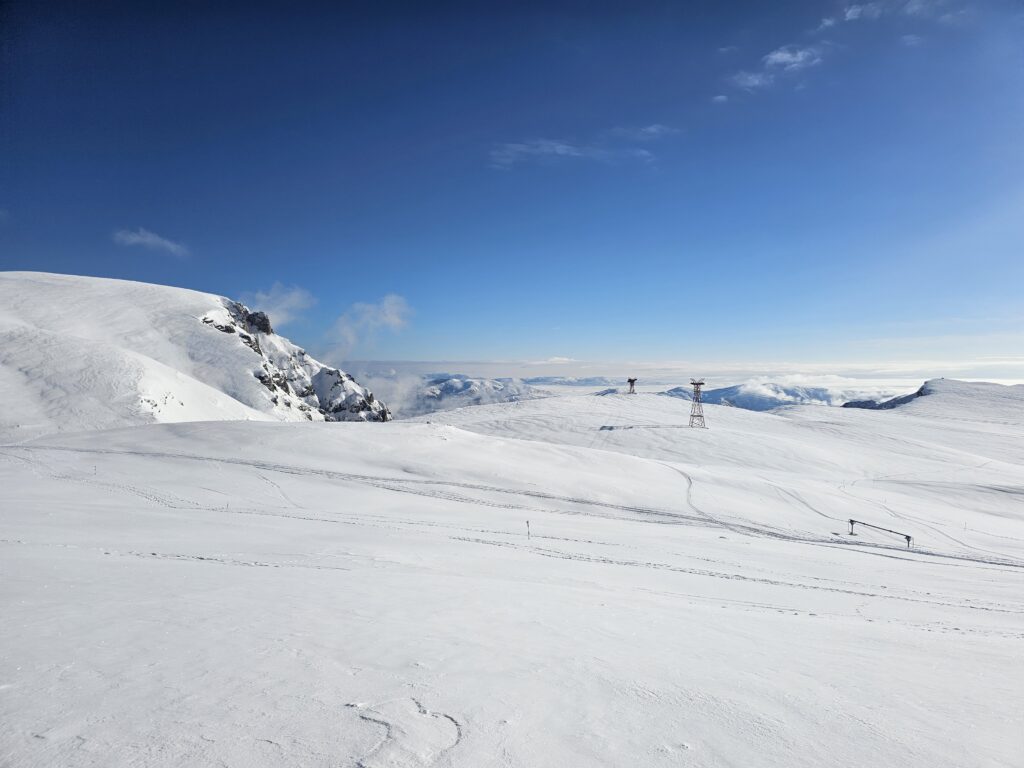 Ziua etalon pentru schi de tura in Bucegi a ultimelor 2-3 sezoane. POW perfect, vreme superba. Conditii fabuloase pentru freeiding!