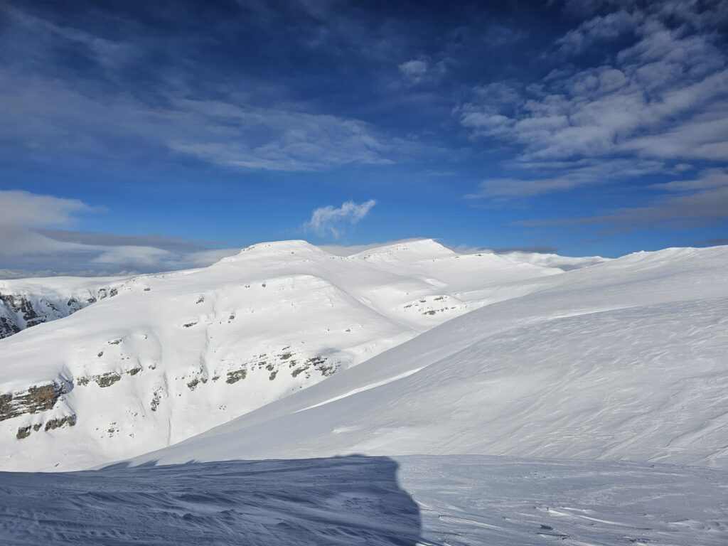 Ziua etalon pentru schi de tura in Bucegi a ultimelor 2-3 sezoane. POW perfect, vreme superba. Conditii fabuloase pentru freeiding!