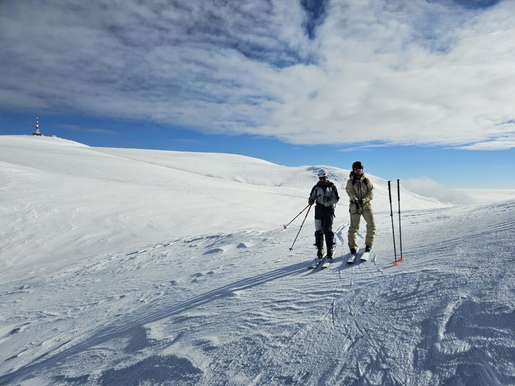 Ziua etalon pentru schi de tura in Bucegi a ultimelor 2-3 sezoane. POW perfect, vreme superba. Conditii fabuloase pentru freeiding!