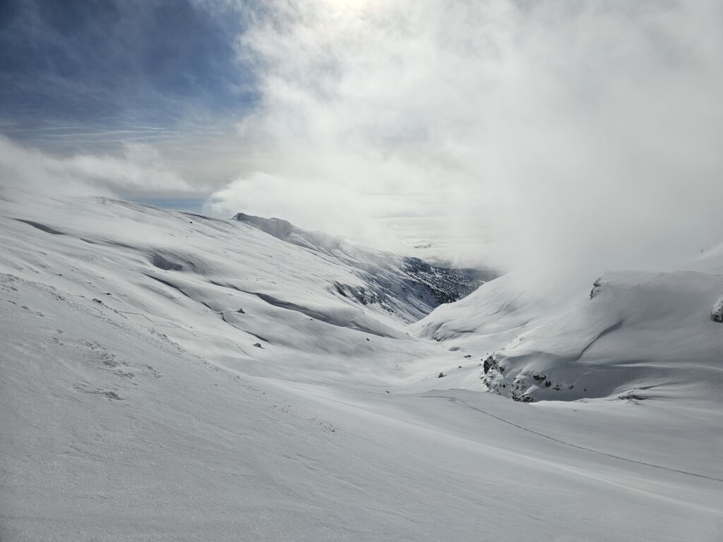 Ziua etalon pentru schi de tura in Bucegi a ultimelor 2-3 sezoane. POW perfect, vreme superba. Conditii fabuloase pentru freeiding!