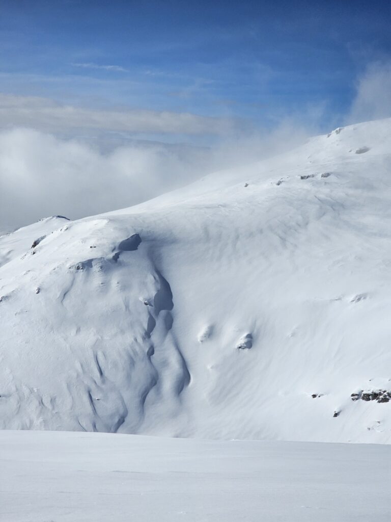 Ziua etalon pentru schi de tura in Bucegi a ultimelor 2-3 sezoane. POW perfect, vreme superba. Conditii fabuloase pentru freeiding!