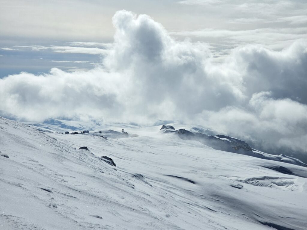 Ziua etalon pentru schi de tura in Bucegi a ultimelor 2-3 sezoane. POW perfect, vreme superba. Conditii fabuloase pentru freeiding!