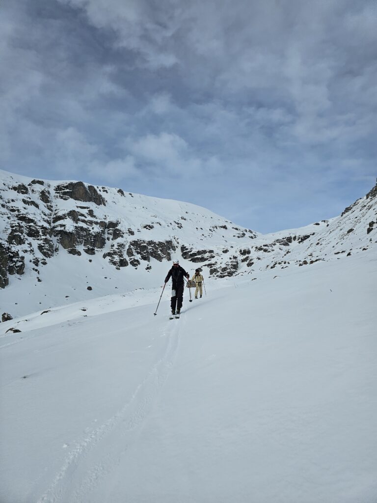 Ziua etalon pentru schi de tura in Bucegi a ultimelor 2-3 sezoane. POW perfect, vreme superba. Conditii fabuloase pentru freeiding!